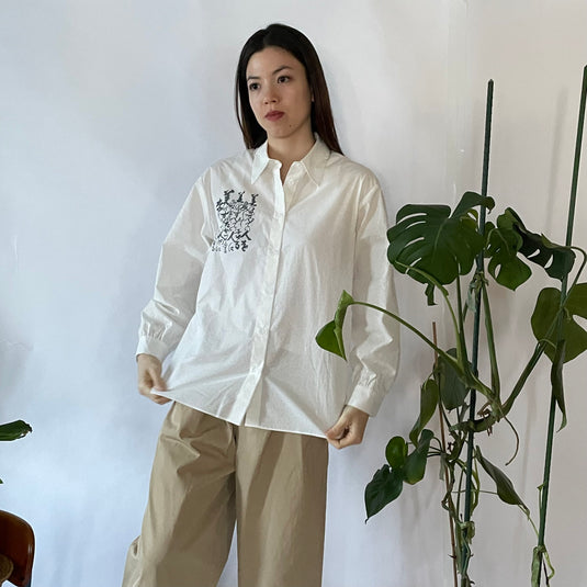 Lilo - Pointed Collar Shirt with Japanese Poem Print - White