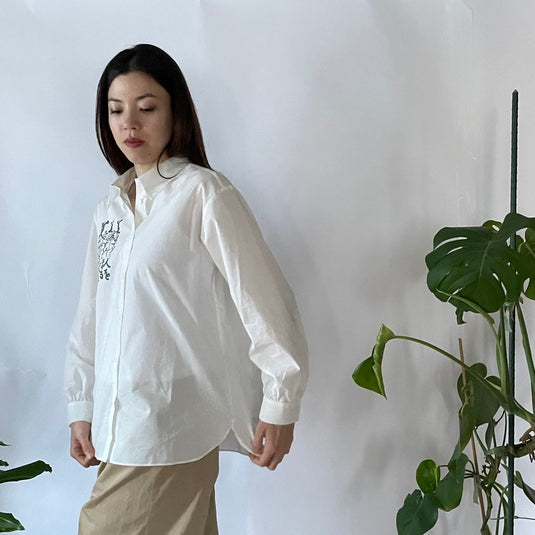 Lilo - Pointed Collar Shirt with Japanese Poem Print - White