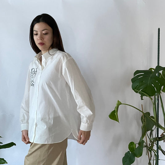 Lilo - Pointed Collar Shirt with Japanese Poem Print - White
