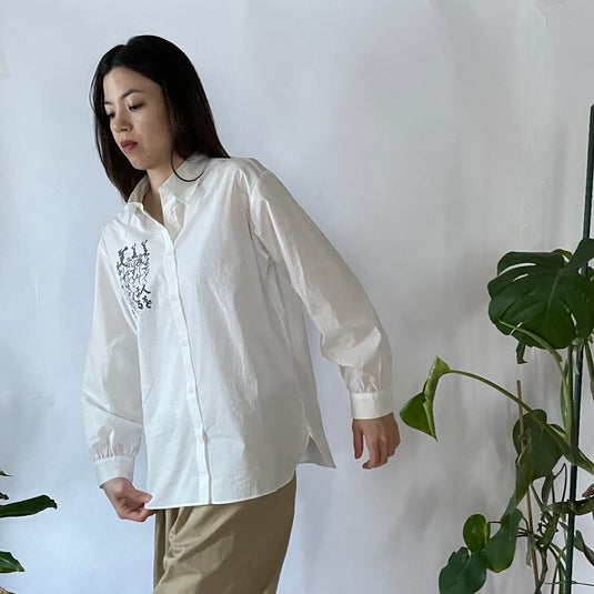 Lilo - Pointed Collar Shirt with Japanese Poem Print - White