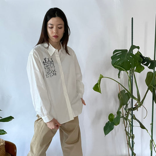 Lilo - Pointed Collar Shirt with Japanese Poem Print - White