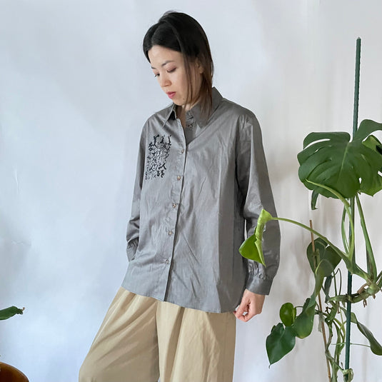 Lilo - Pointed Collar Shirt with Japanese Poem Print - Charcoal