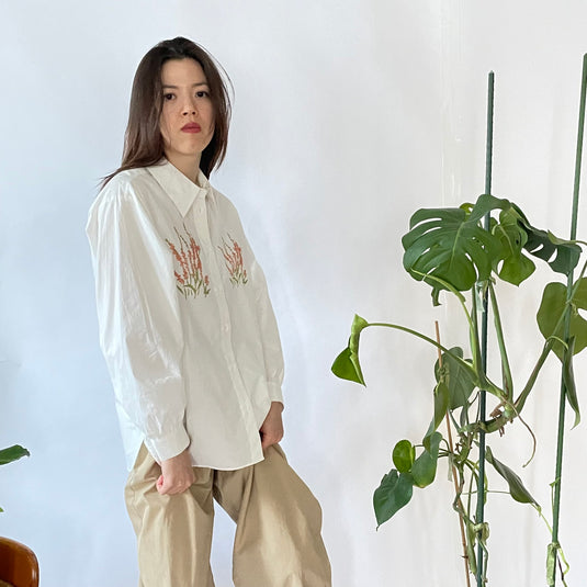 Elyse - Pointed Collar Shirt with Coral Wild Flower Print - White