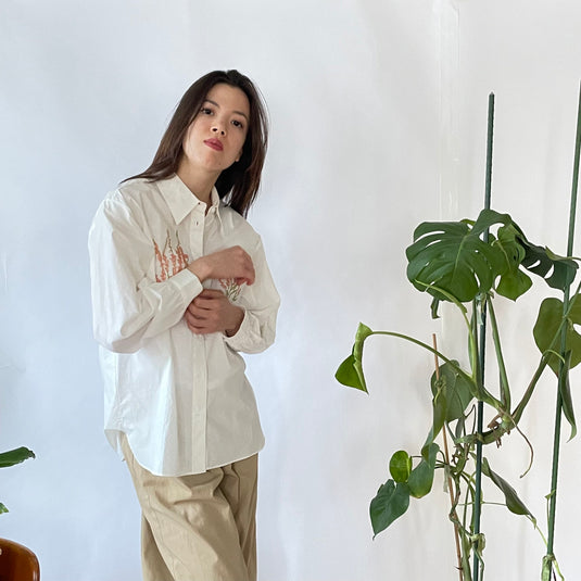 Elyse - Pointed Collar Shirt with Coral Wild Flower Print - White