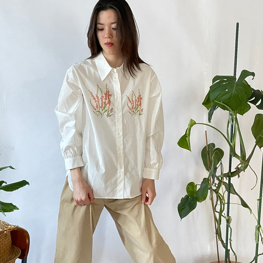 Elyse - Pointed Collar Shirt with Coral Wild Flower Print - White