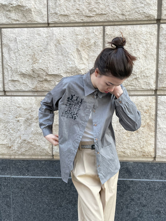 Lilo - Pointed Collar Shirt with Japanese Poem Print - Charcoal