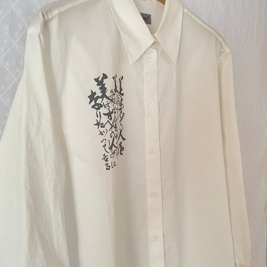 Lilo - Pointed Collar Shirt with Japanese Poem Print - White