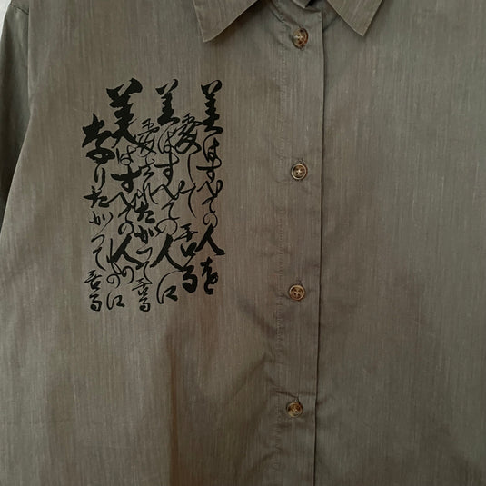 Lilo - Pointed Collar Shirt with Japanese Poem Print - Charcoal