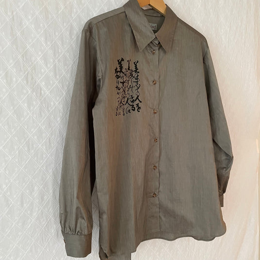 Lilo - Pointed Collar Shirt with Japanese Poem Print - Charcoal