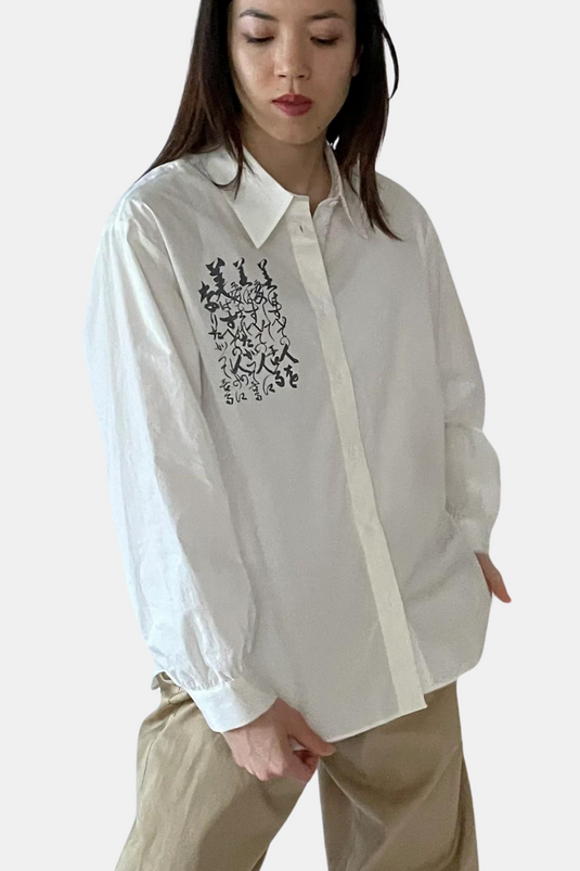 Lilo - Pointed Collar Shirt with Japanese Poem Print - White