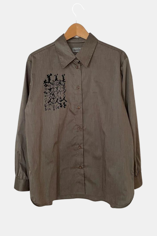 Lilo - Pointed Collar Shirt with Japanese Poem Print - Charcoal